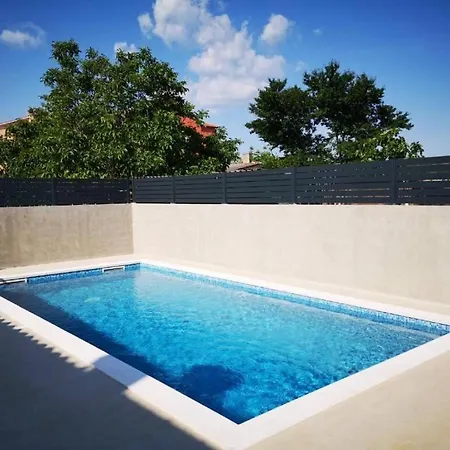 Flores Villa Peroj