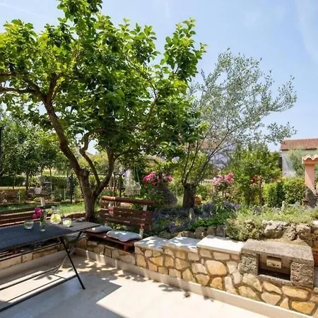 Flores Villa