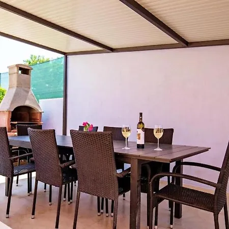 Flores Villa Peroj